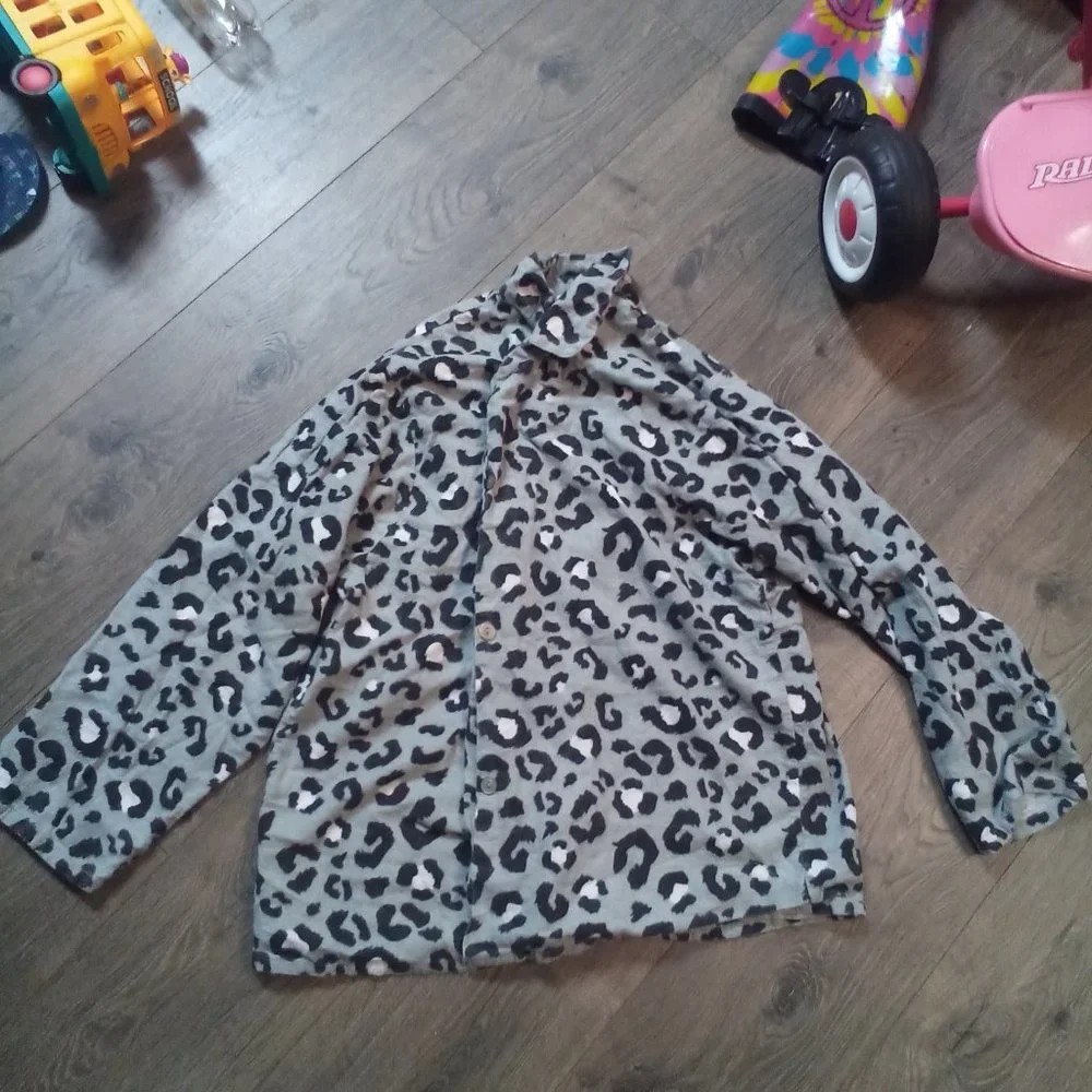 NWOT MAYFAIR  UNISEX ANIMAL PRINT BUTTON UP SLEEP SHIRT