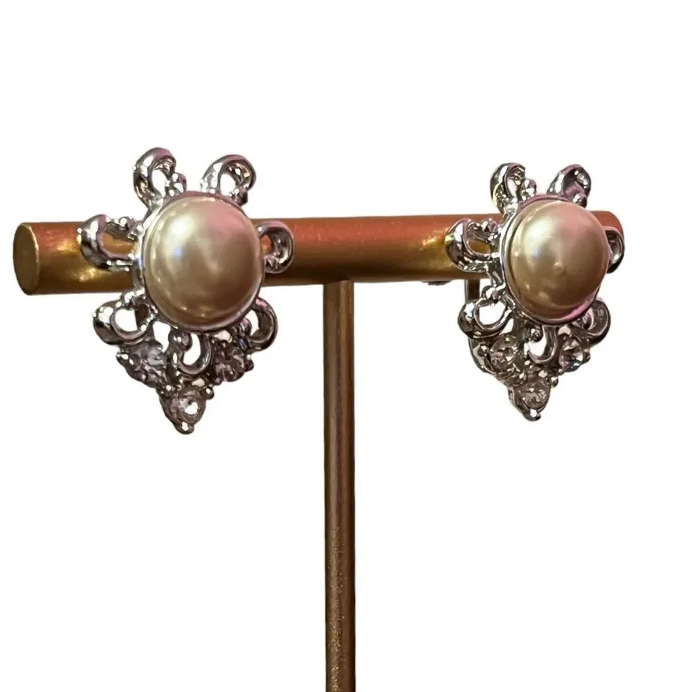 ⭐️3/$25⭐️ Vintage Pearl Rhinestone Flower Silver Tone Screw Back Earrings
