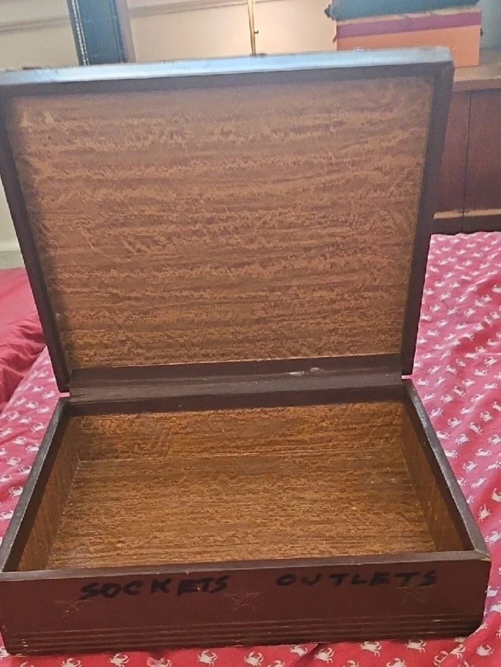 Source Unknown lid details character