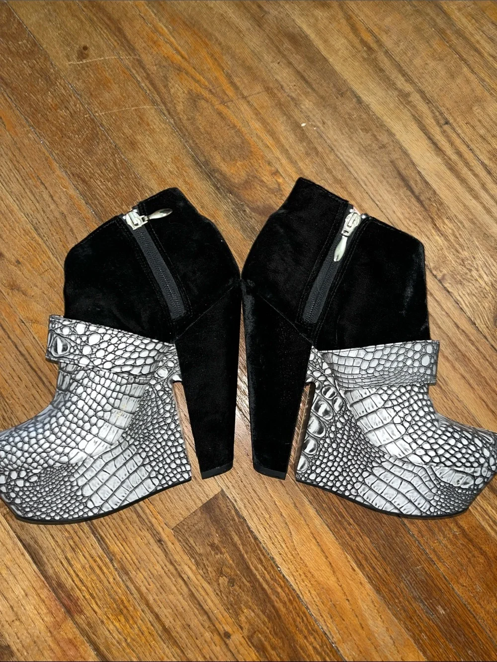 Christian Siriano pet platform inside