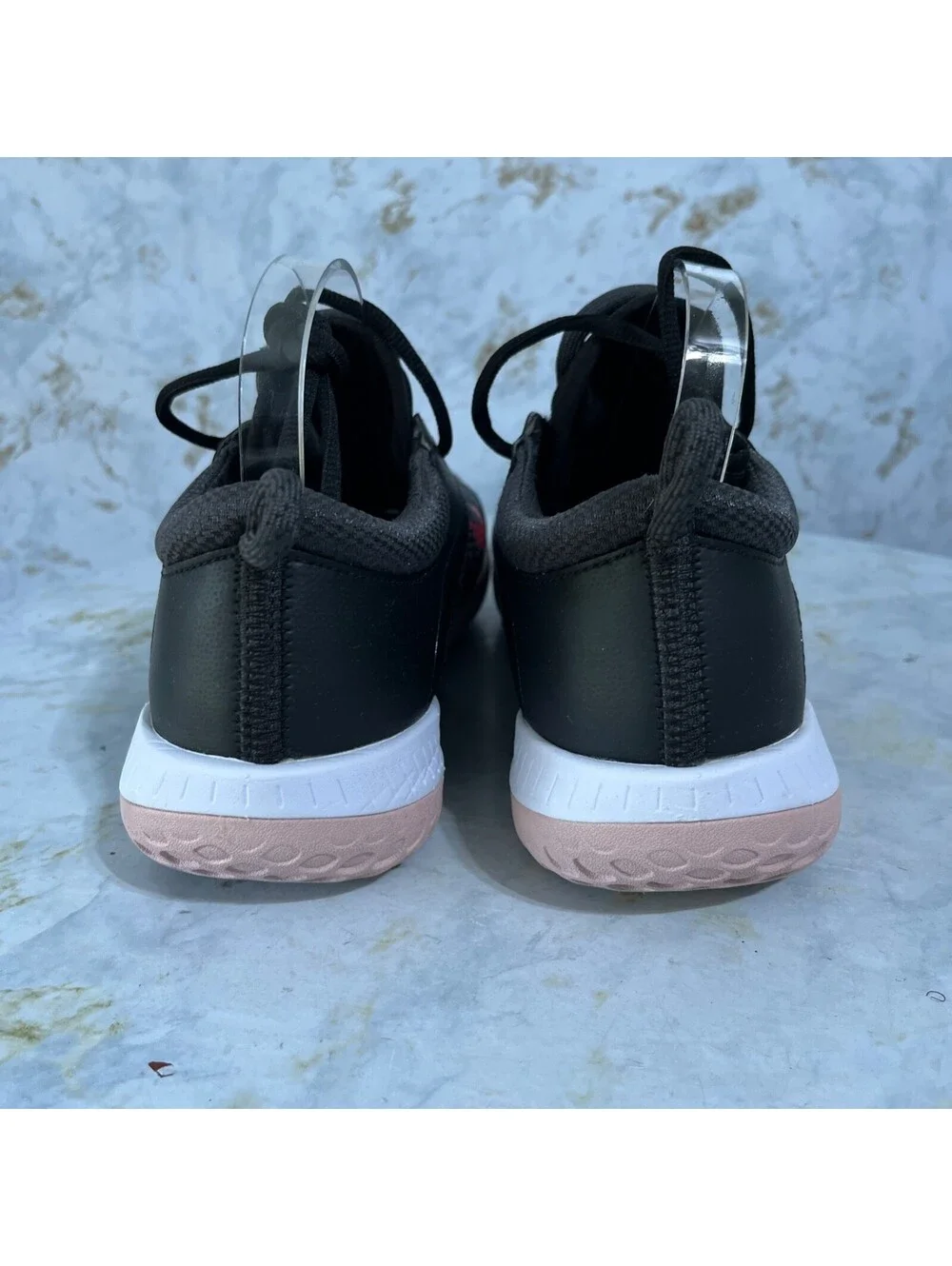 Nike signs tread