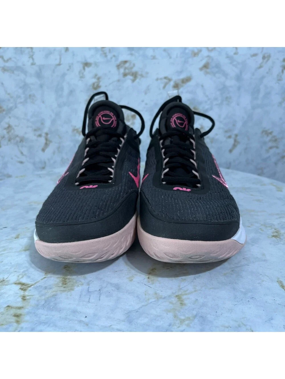 Nike signs tread