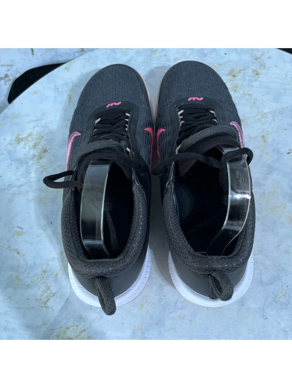 Nike signs tread