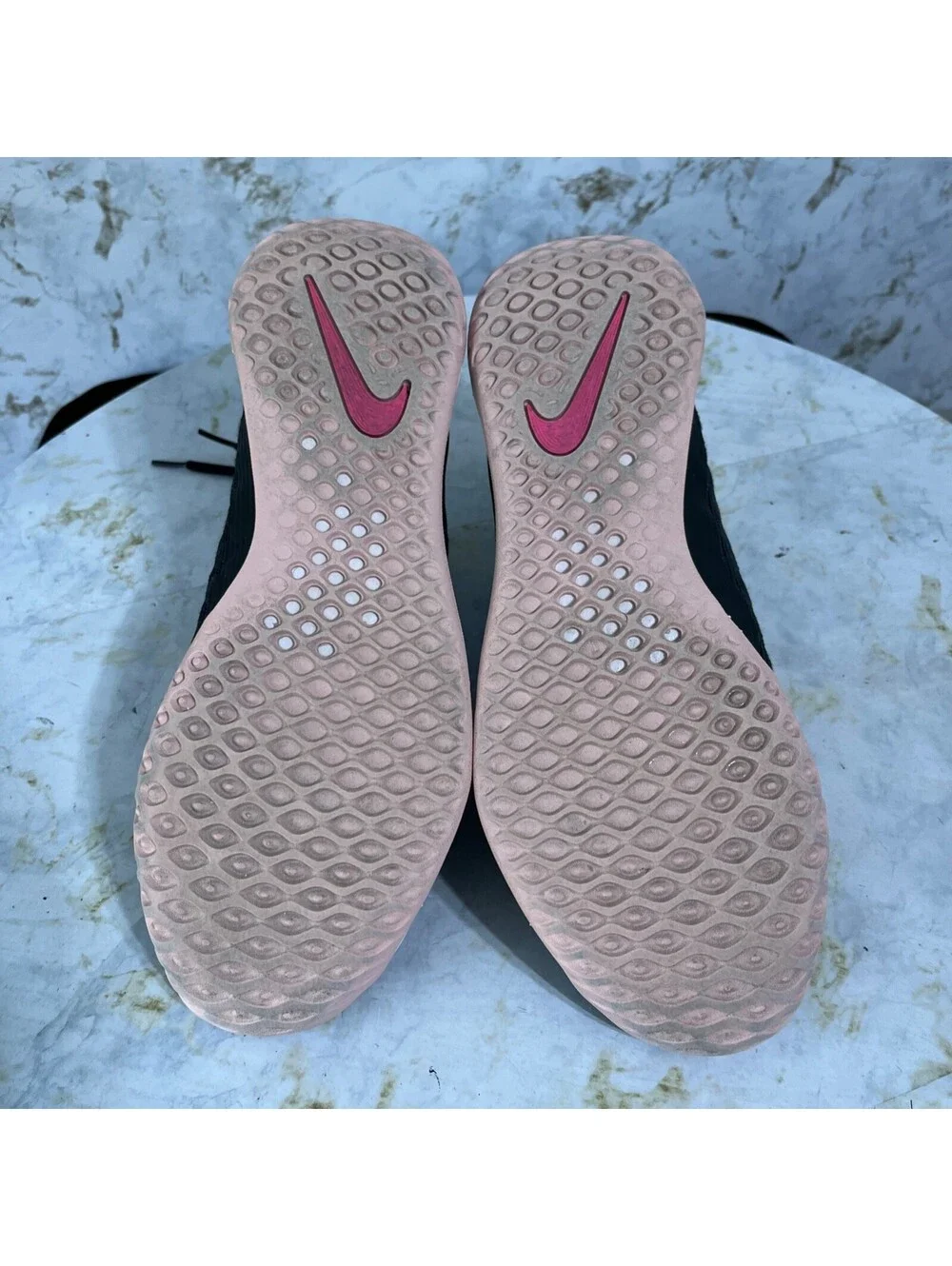 Nike signs tread