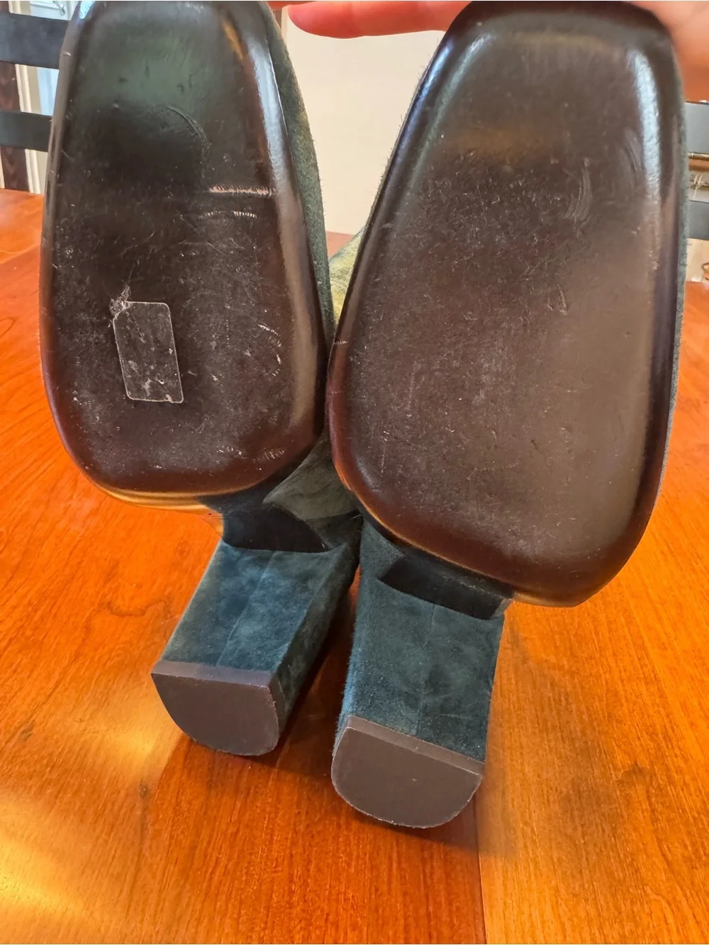 Roger Vivier stylish knee
