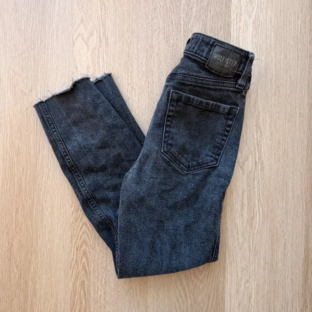 Hollister color black