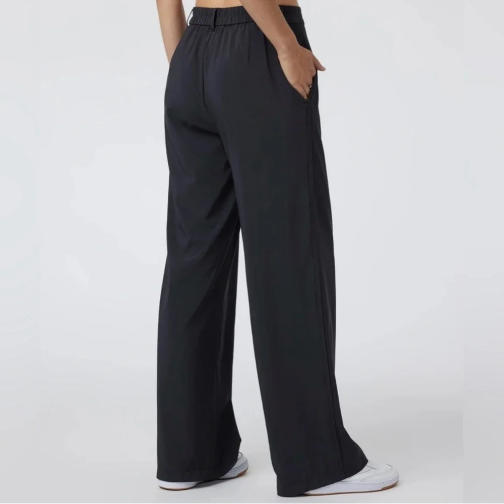 VUORI Women’s villa trouser, Black, Small Short