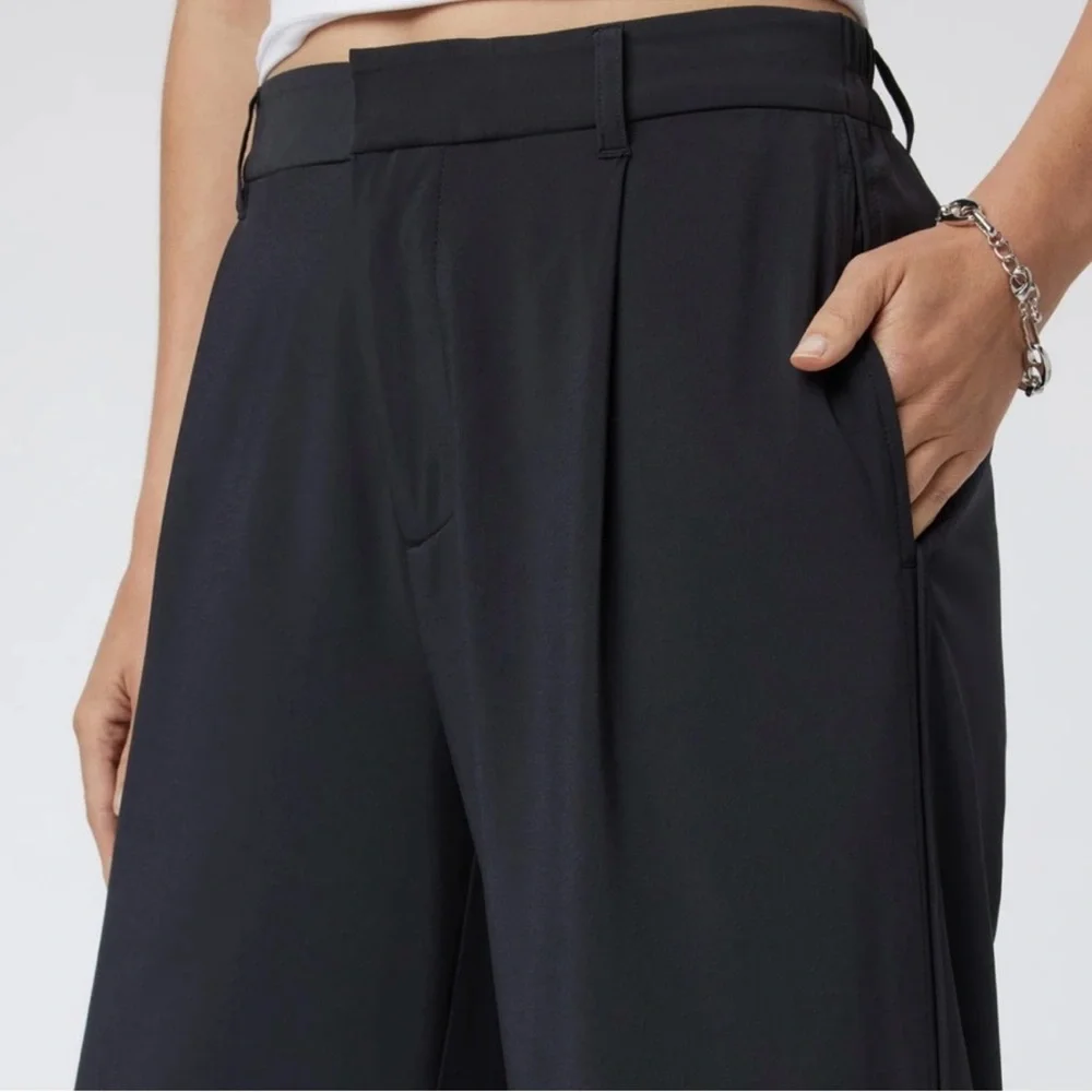 VUORI Women’s villa trouser, Black, Small Short