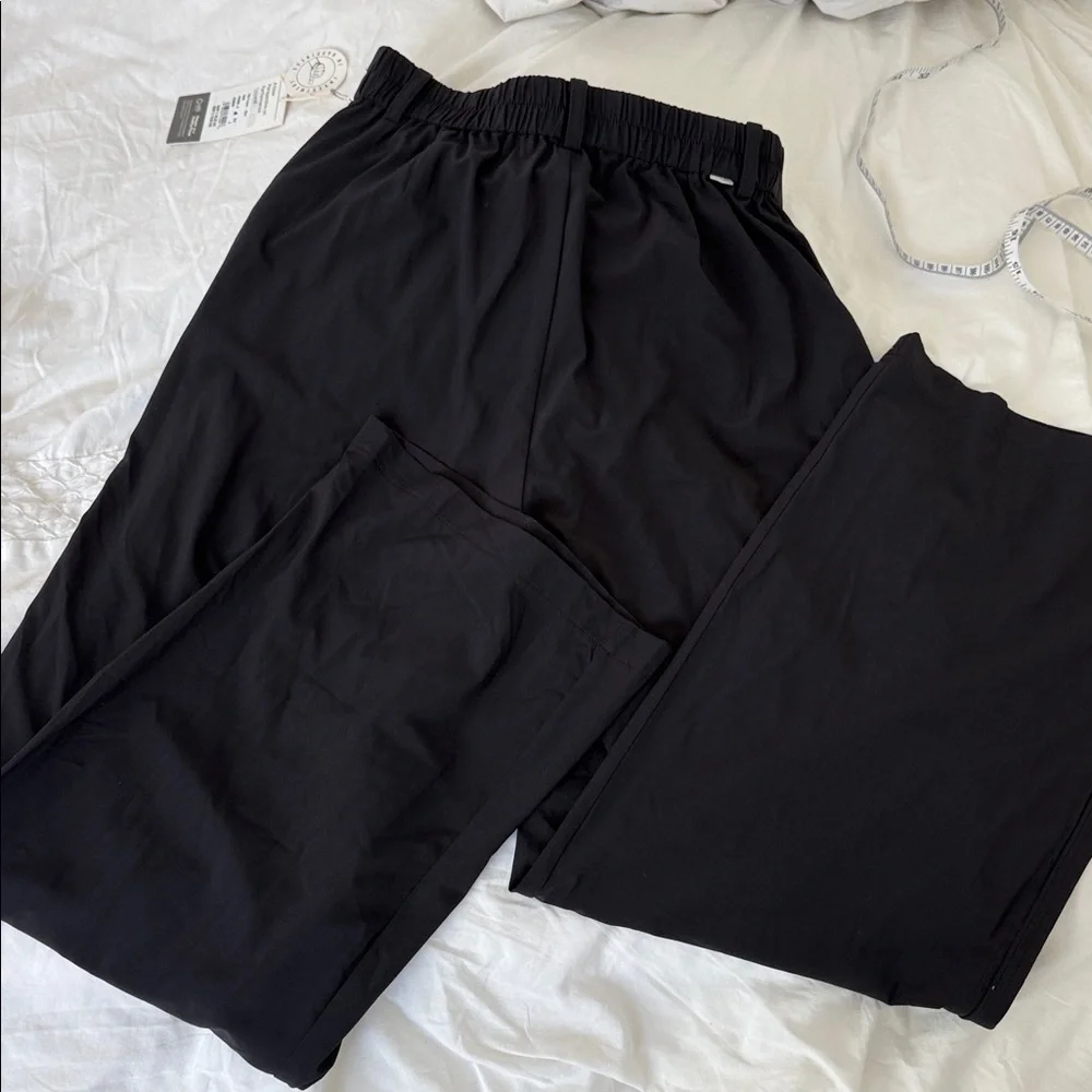 VUORI Women’s villa trouser, Black, Small Short