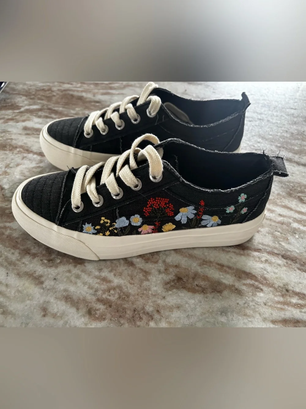 Blowfish Malibu Floral Embroidered Low-Top Sneakers size 8