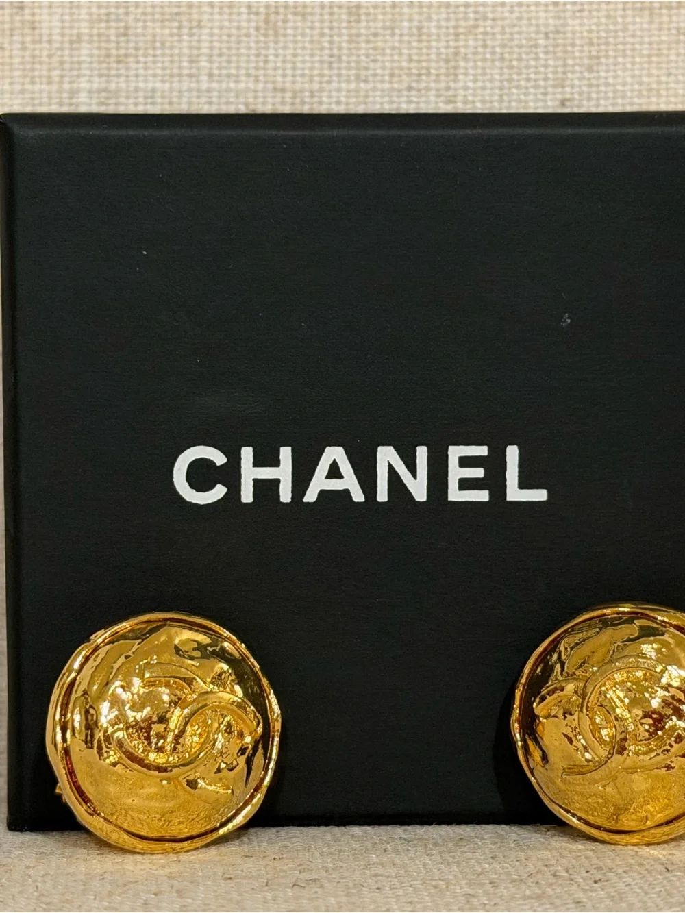 CHANEL pair hair