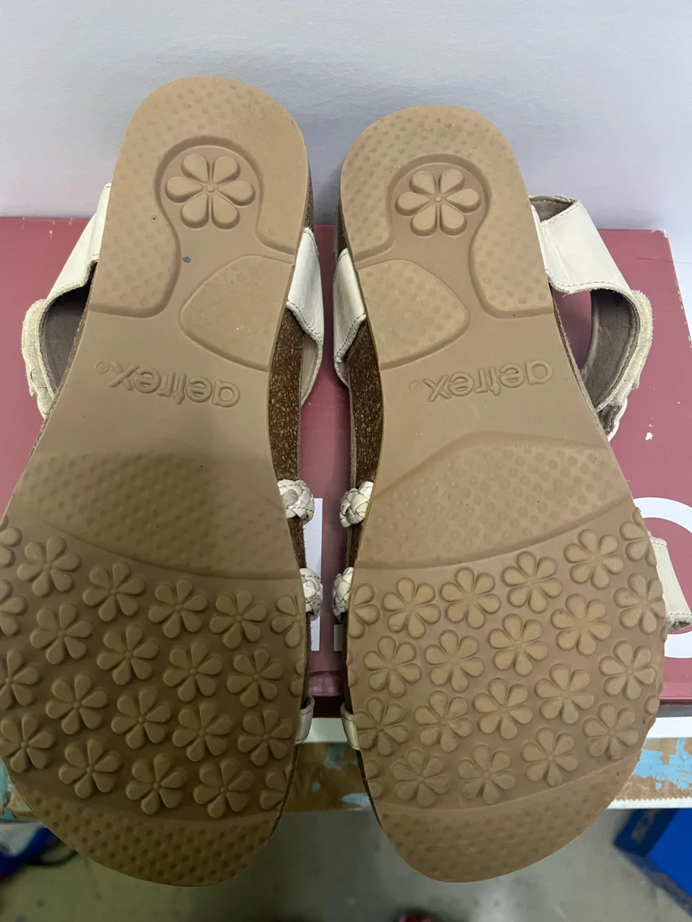Aetrex cushioned outsole focused