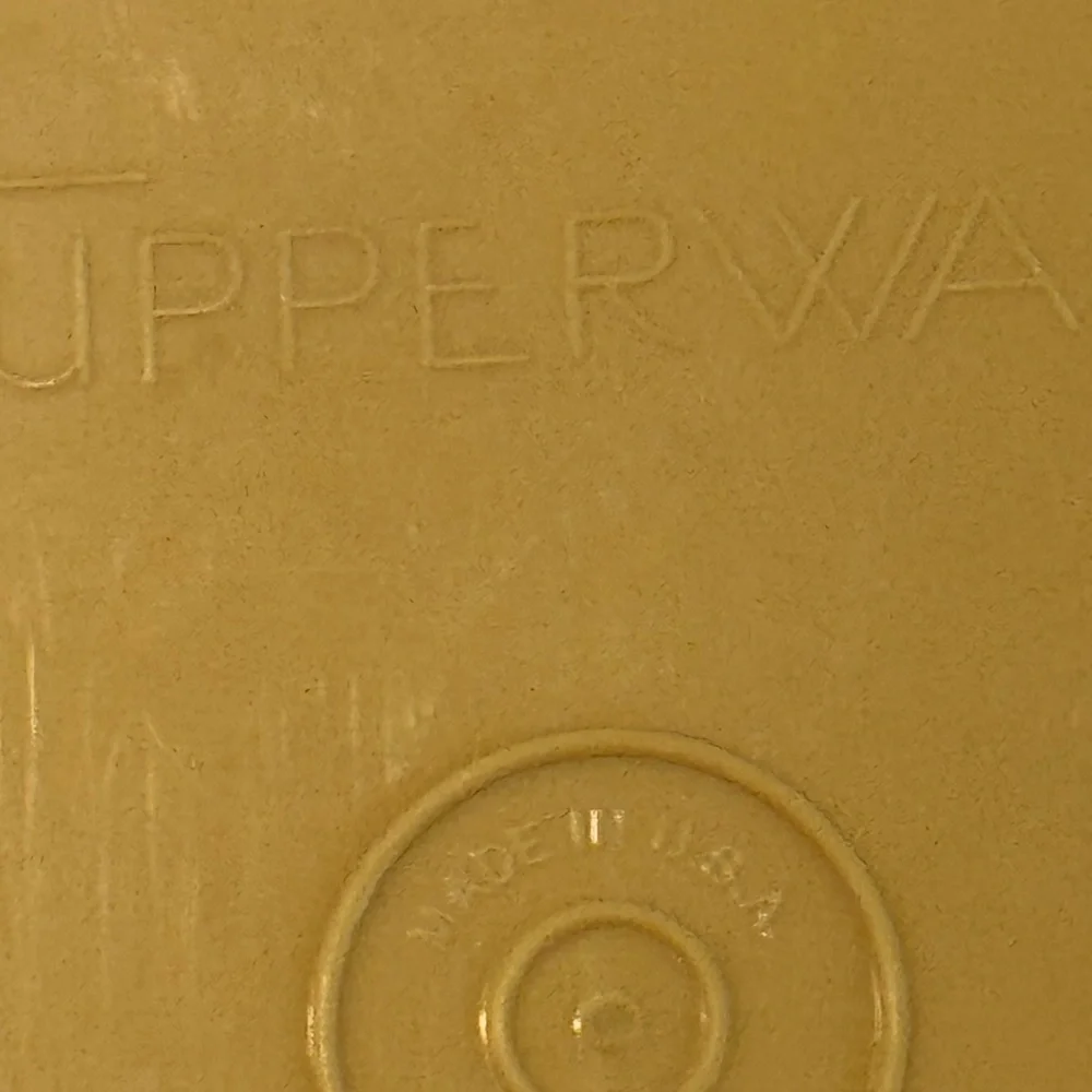 Tupperware lid keeper