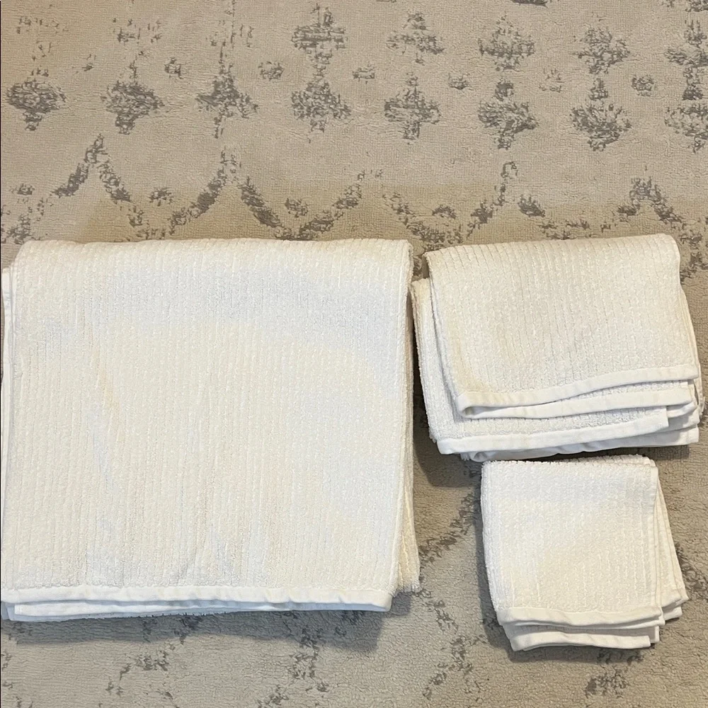 Boll & Branch White Towel Set