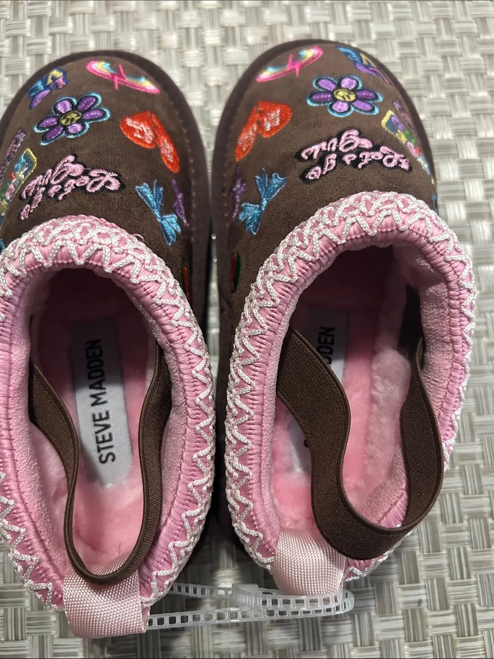 Steve Madden Kids Brown Slip-On Slippers with Pink Trim and Colorful Embroidery