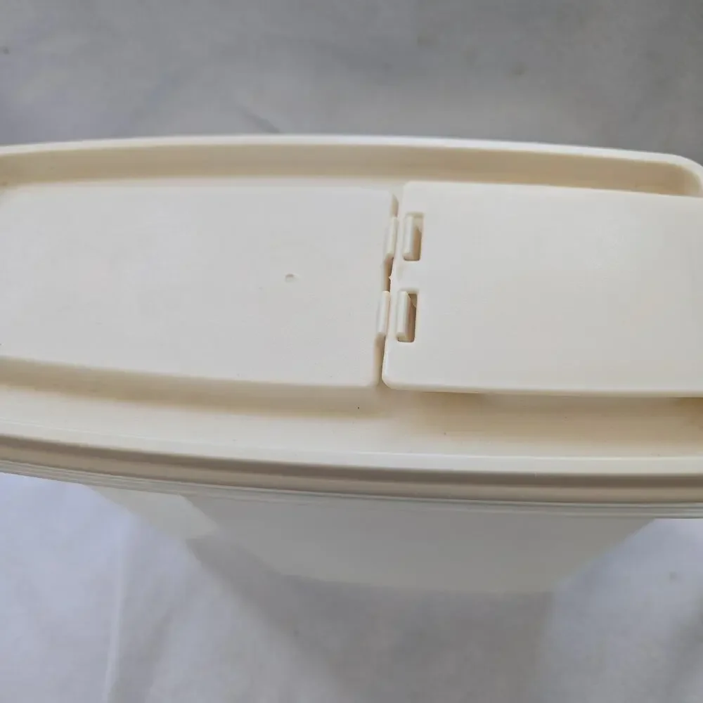 Rubbermaid this vintage