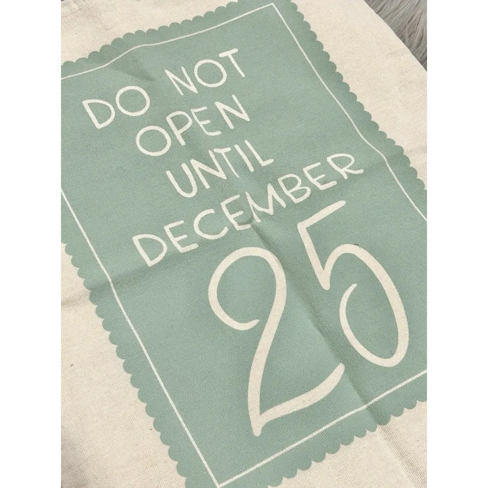 The Unbranded Brand holiday canvas