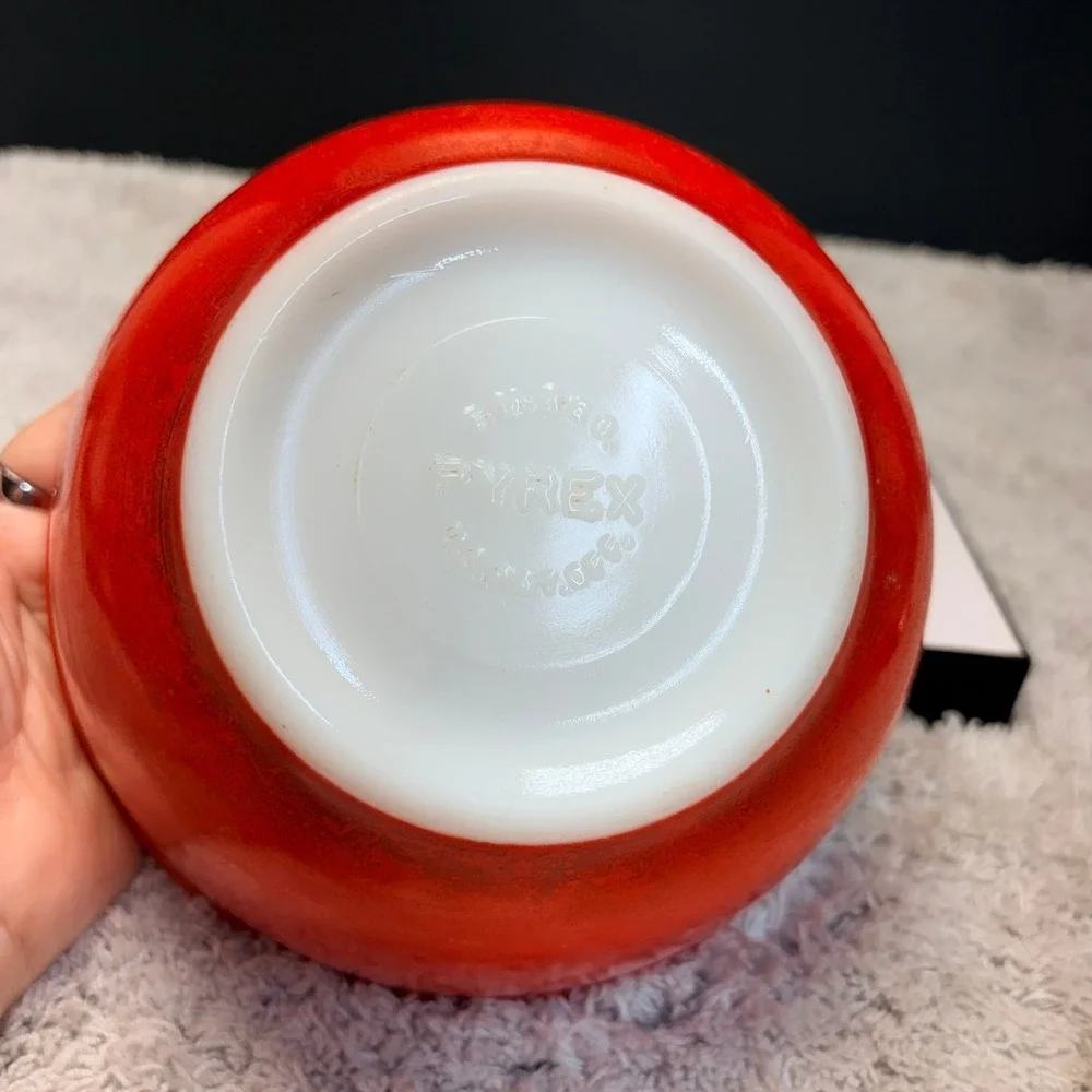Pyrex embossed base