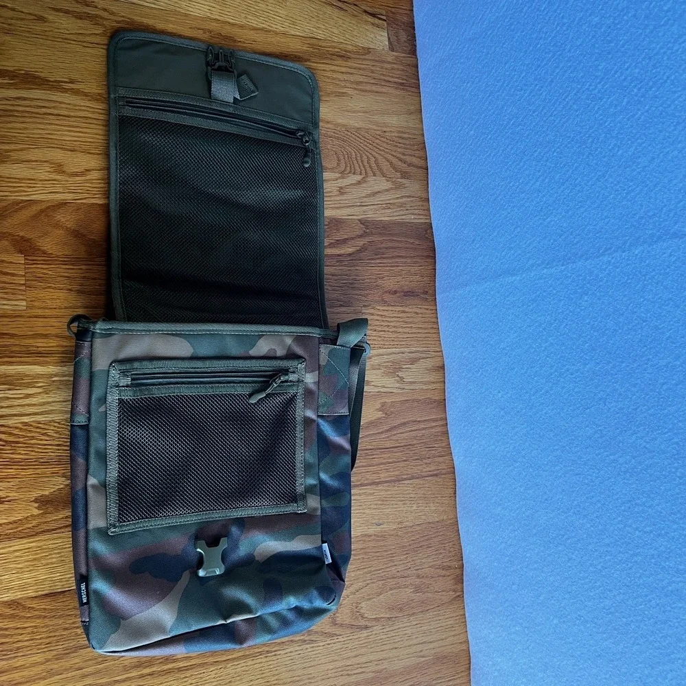 Herschel Supply Co. issue print