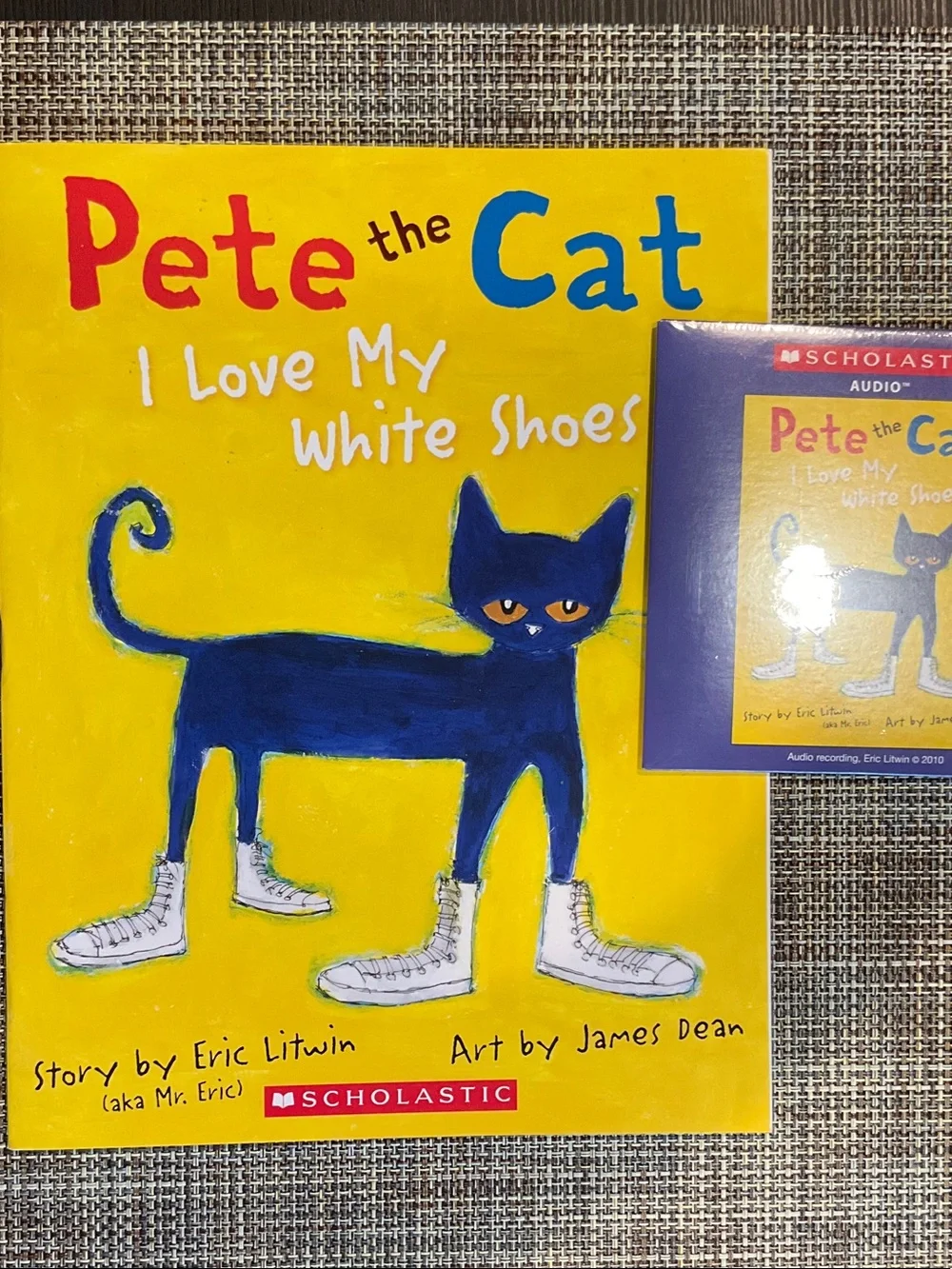Pete the Cat book + CD NWT