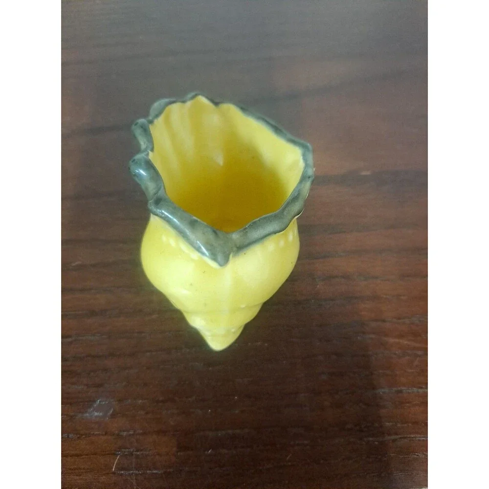 Unmarked table serveware yellow