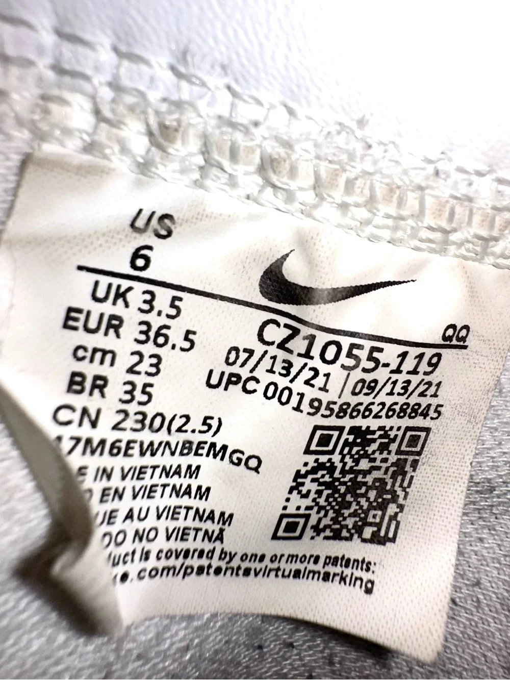 Nike •white leather