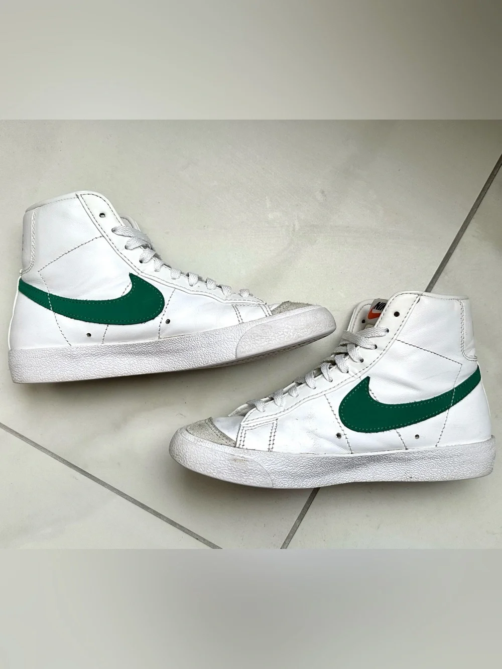 Nike •white leather