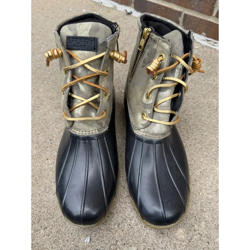 Sperry brand top