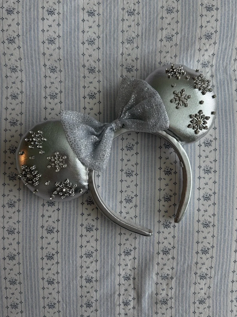 BaubleBar x Disney | Minnie Mouse Snowflake Ears Headband