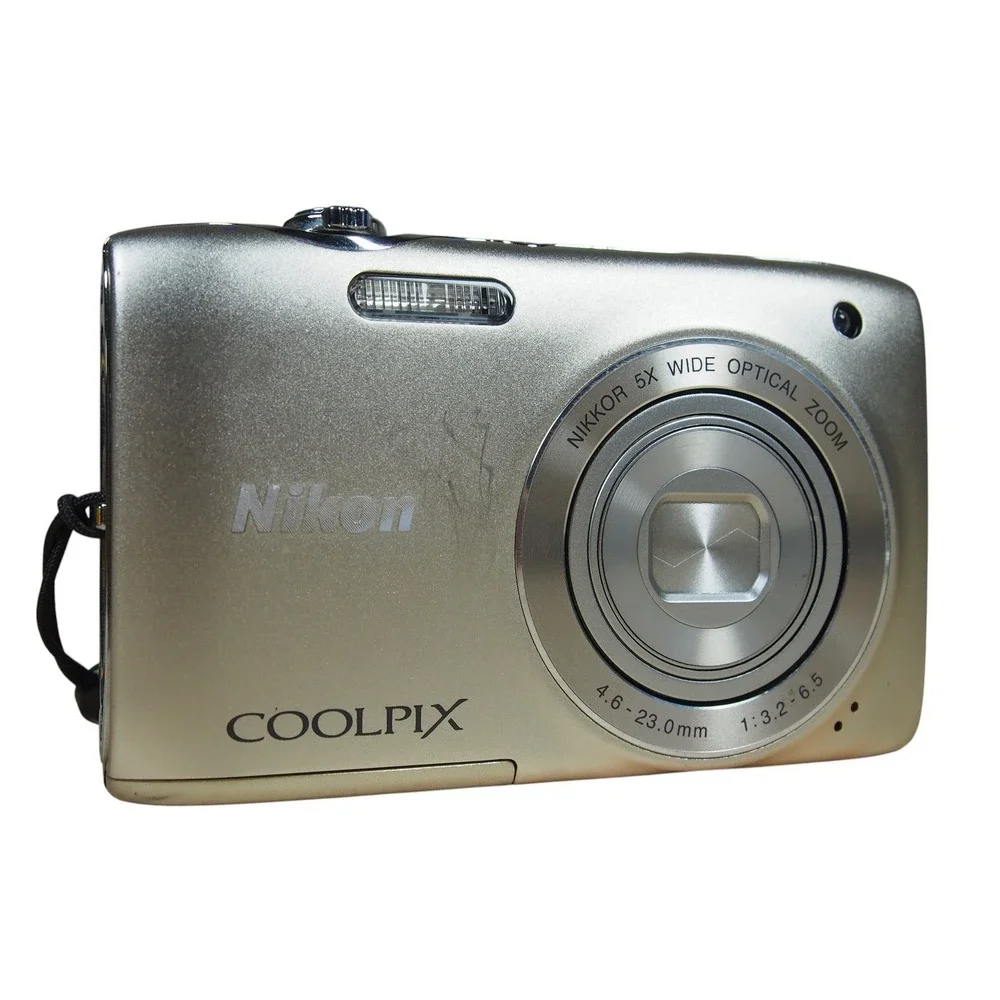 Nikon Coolpix S3100 14.0MP Digital Camera‎ Bundle Silver w/Charger + Battery EUC