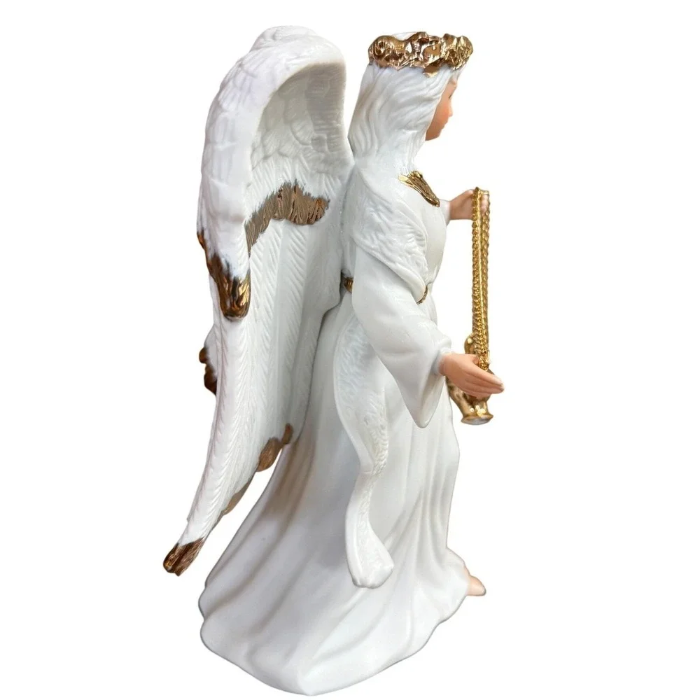 American Vintage graceful porcelain
