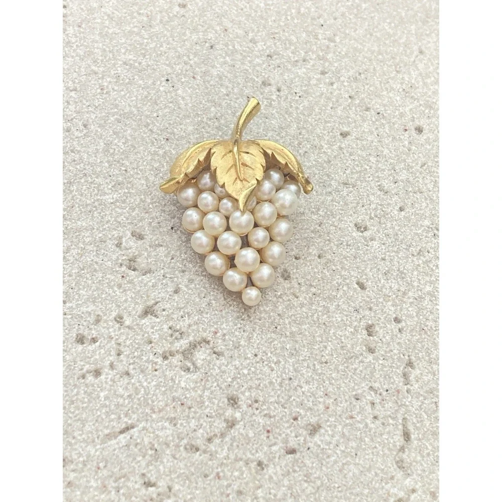 Vintage Crown Trifari Gold Tone Grape Brooch Faux‎ Pearl Cluster Leaf 1960s