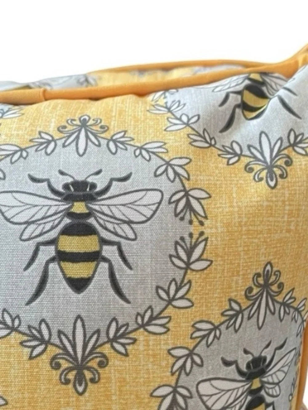 Rachel Ashwell QUEEN BEE Indoor Outdoor Throw Pillows 18x18 Set of 2 NWOT