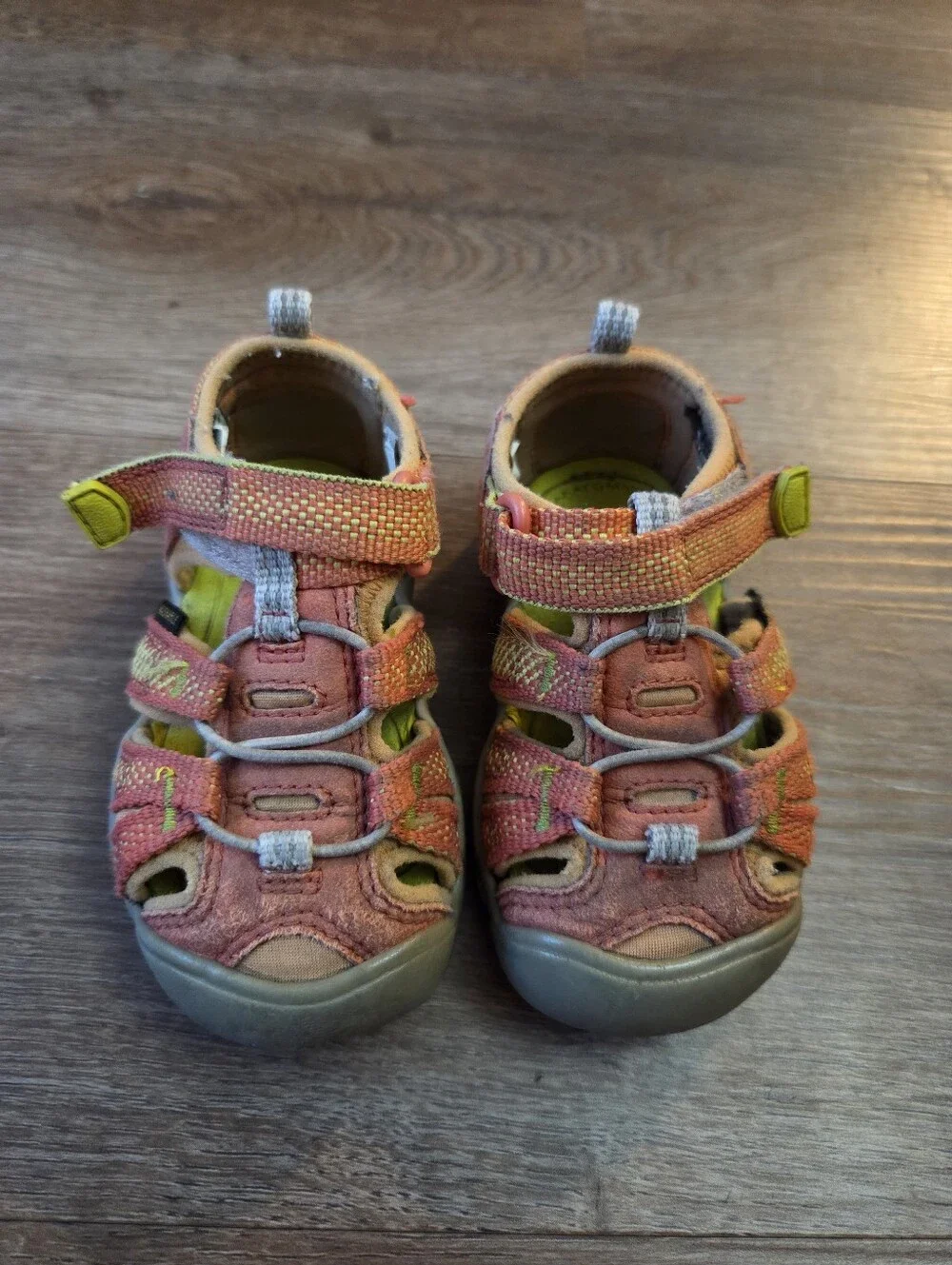 Keen discoloration as outdoor