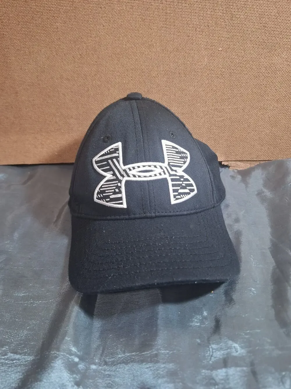 Under Armour Fitted Youth Black Embroidered Baseball Cap Size S/M