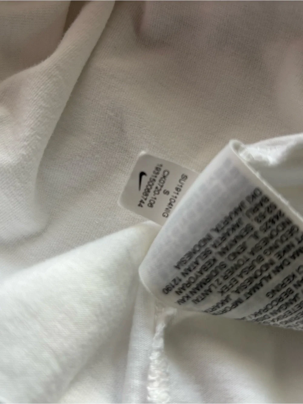 NIKE KOREA sz S White Tshirt Short Sleeve Swoosh