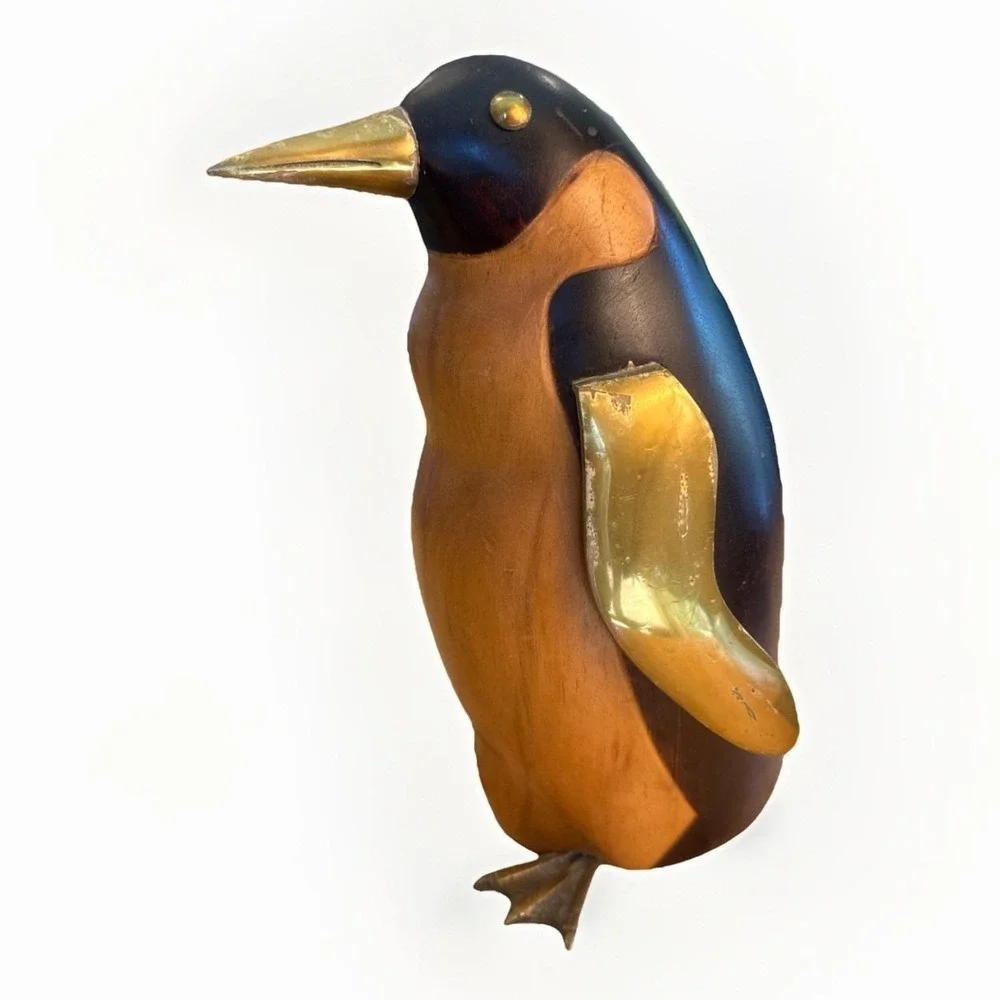 N/A penguin sculpture