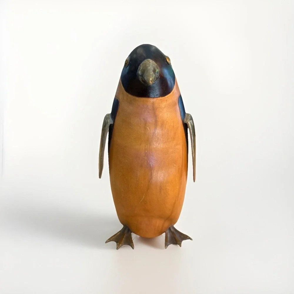 N/A penguin sculpture