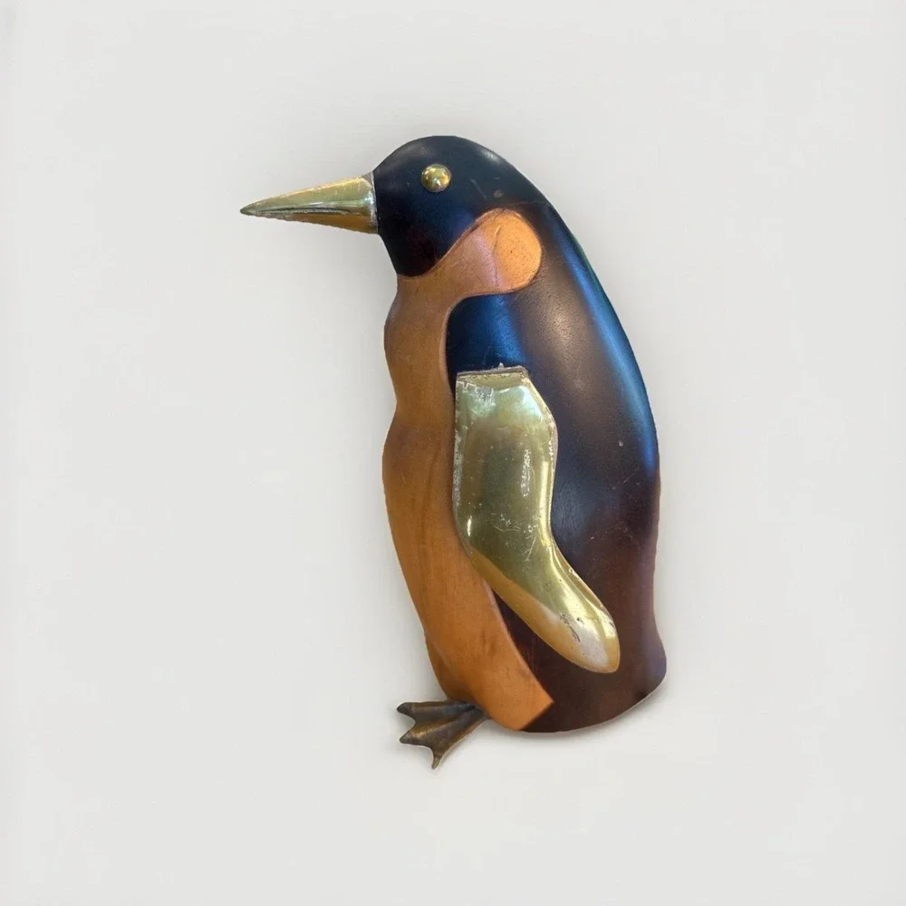 N/A penguin sculpture