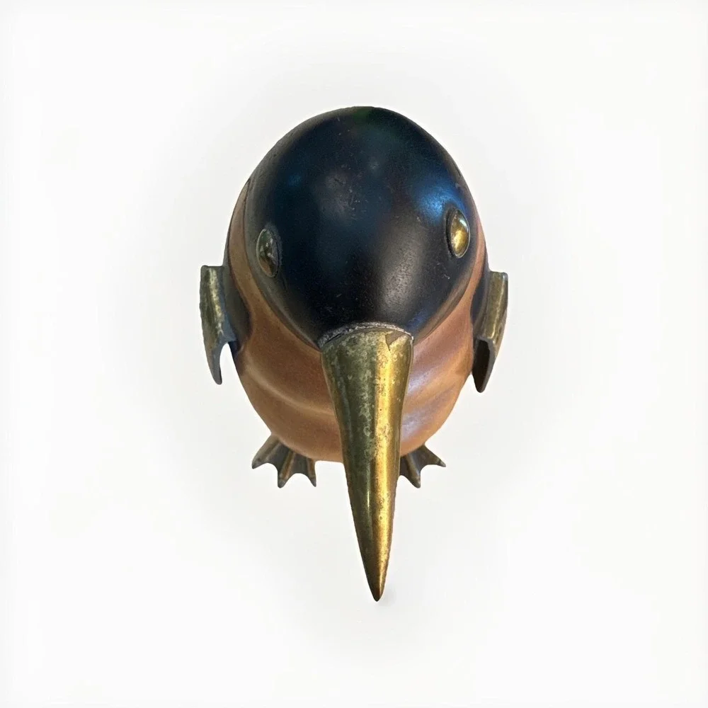 N/A penguin sculpture