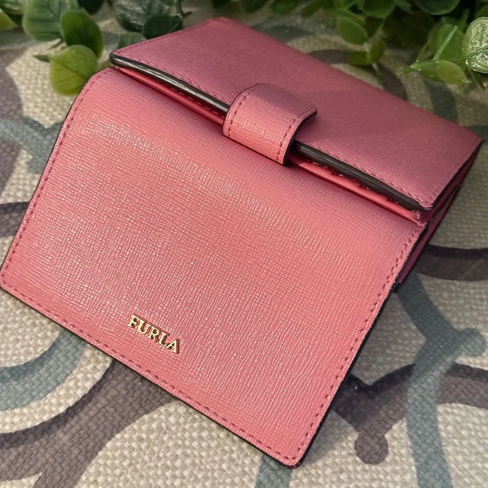 Furla snap functional or