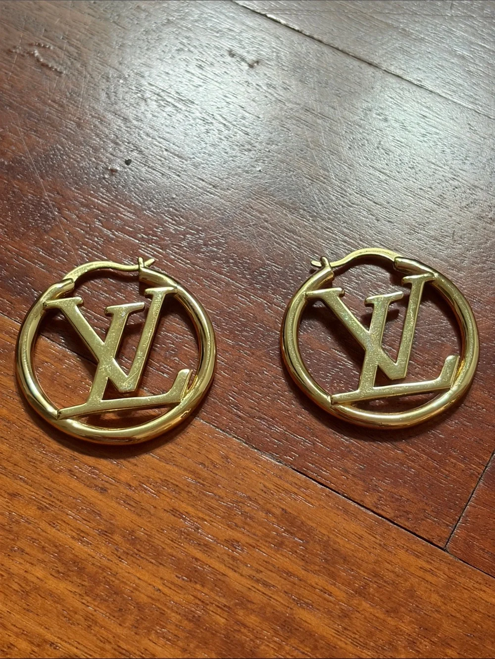 Louis Vuitton bold lv