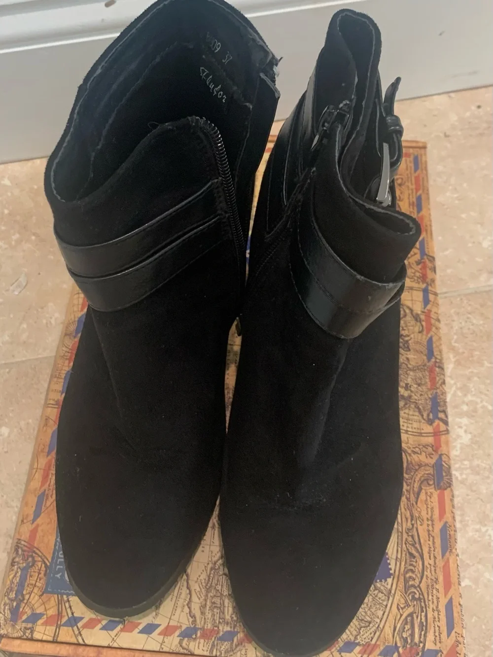 Flyfor black suede