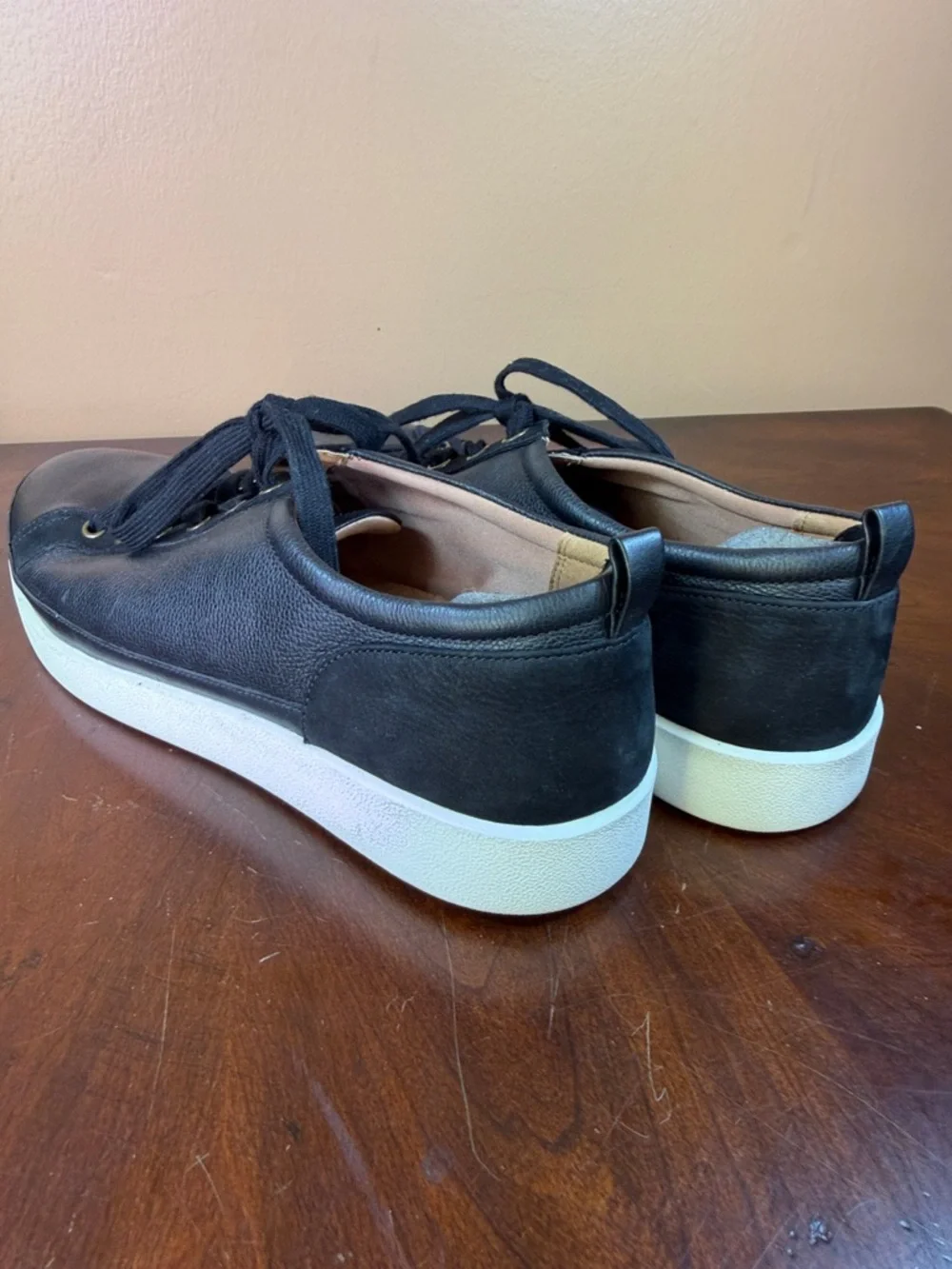 Vionic sleek black