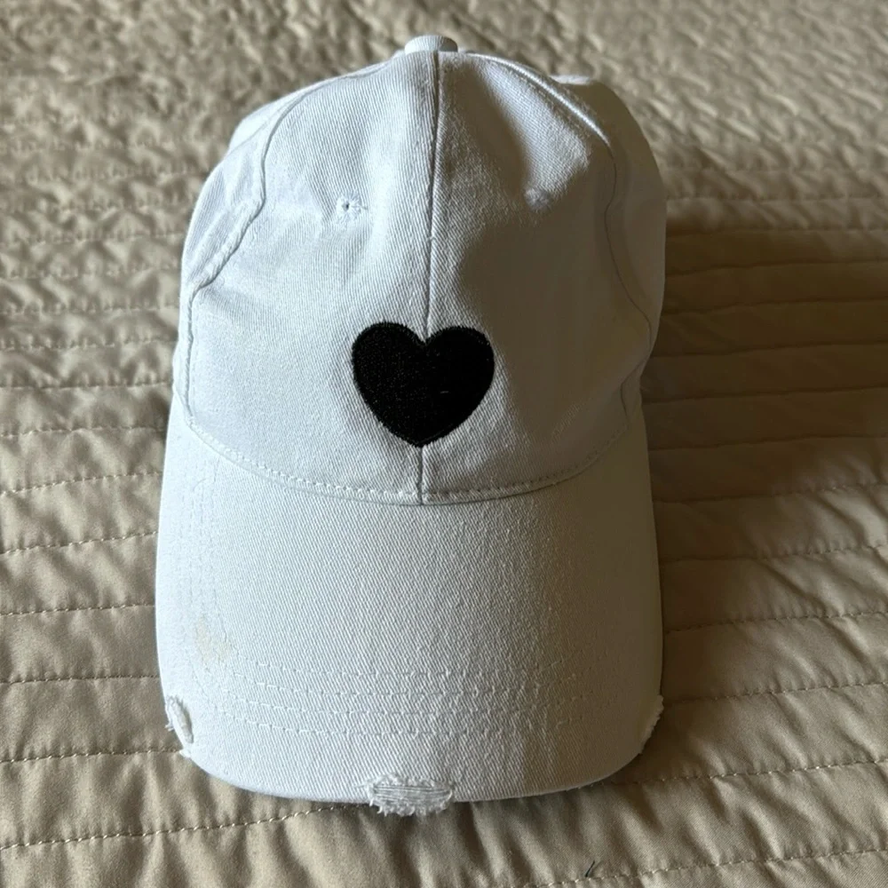 Women’s white and black heart hat