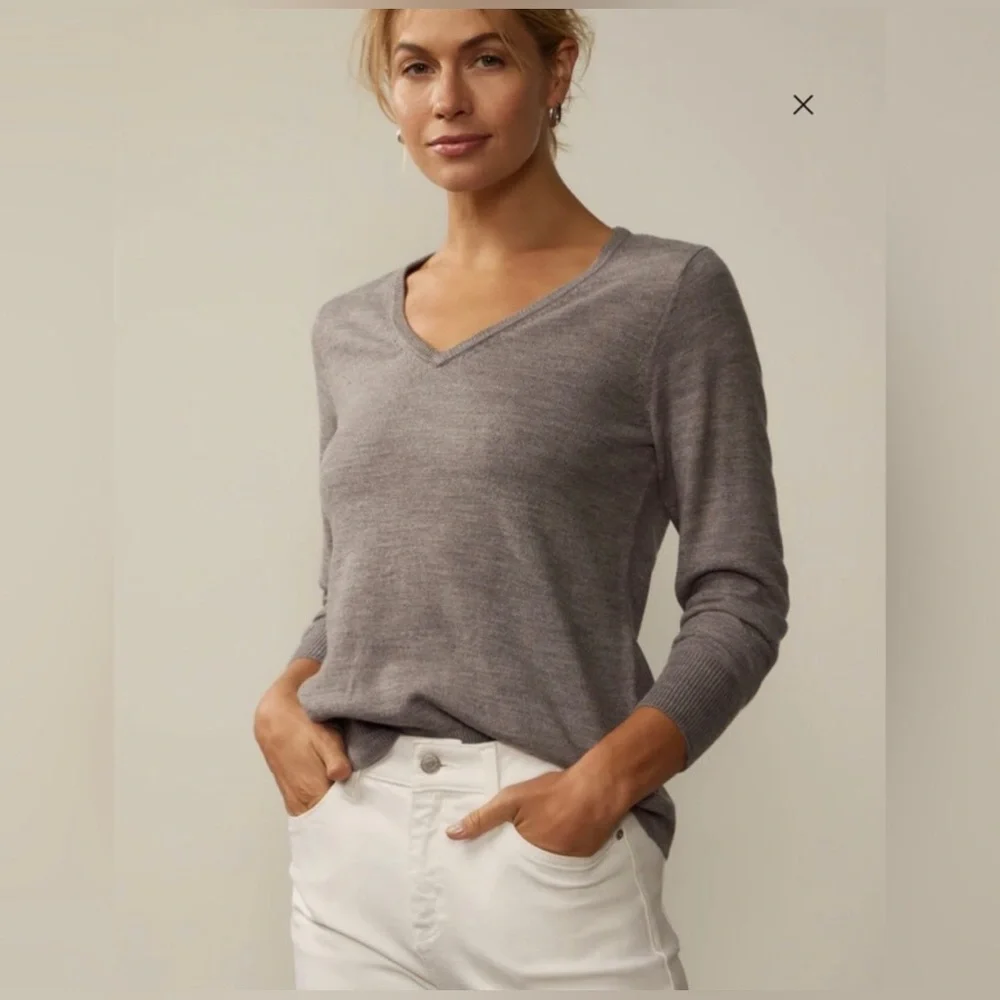 🤍NEW! J Crew Grey Long Sleeve Pullover V-Neck Lightweight Sweater