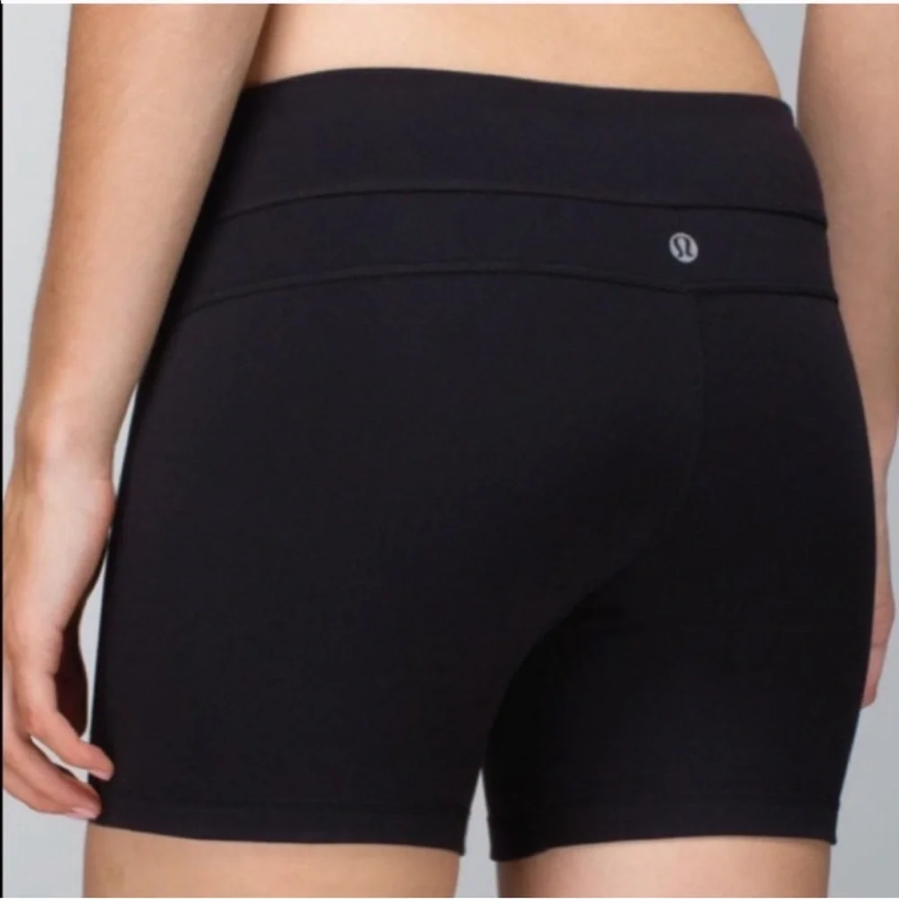 Excellent condition Lululemon Black Reverse Groove Shorts Size:6