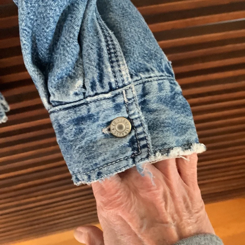 Levis reposhing this