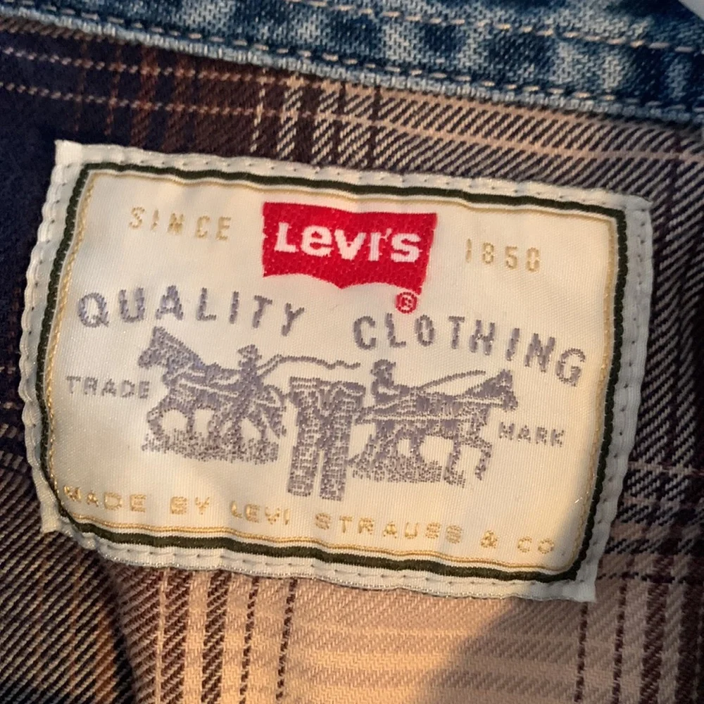Levis reposhing this