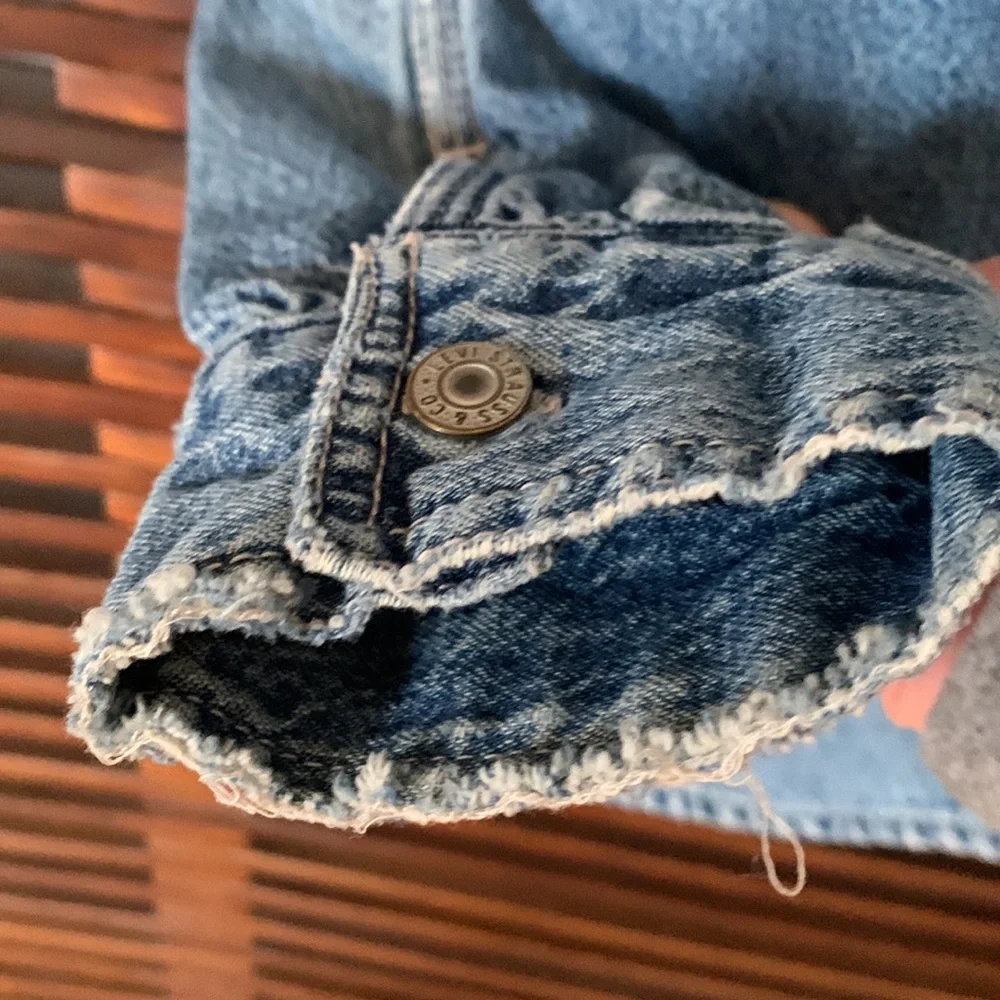 Levis reposhing this